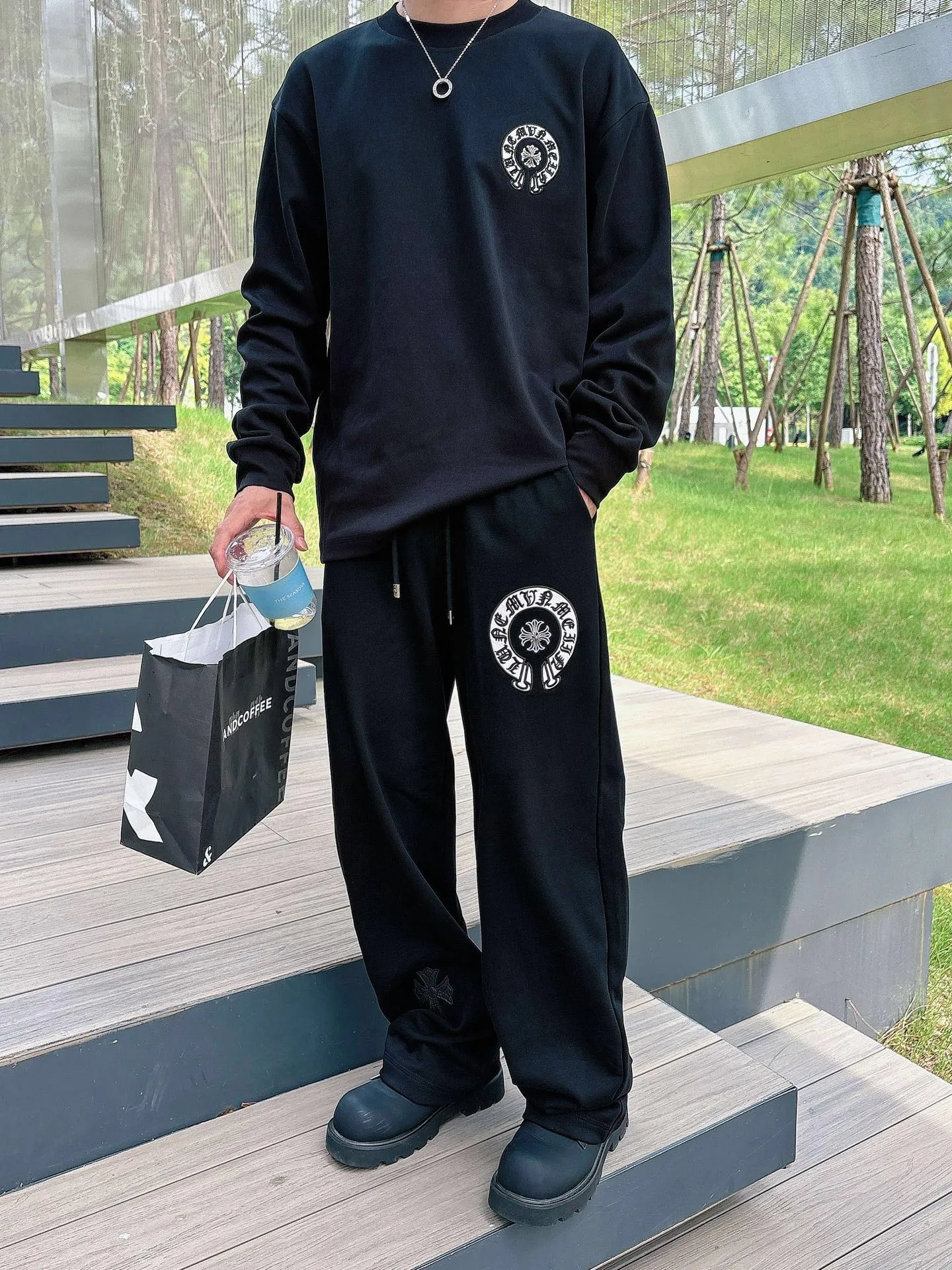 Clothes P 400💰 Pants P 426 💰ChromeHearts Chrome Heart Round Neck Long Sleeve Pursuit of quality and absolute guarantee of quality! Using double-sided cotton fabric, the texture is clearly visible, the texture is soft, delicate and smooth, and the customized three-dimensional embroidery and leather patchwork technology is full of drape! The workmanship is fine and the shoulder lines are smooth. All imported chain machines are used to make the shoulder rolling strips. It has a certain thickness and is not made of cheap material but has a shiny feel that is comfortable and not tight on the upper body. It is the most avant-garde street item that can be easily matched by both men and women!  Color: black white Size: m-3xl Style number: 3576➕3750
